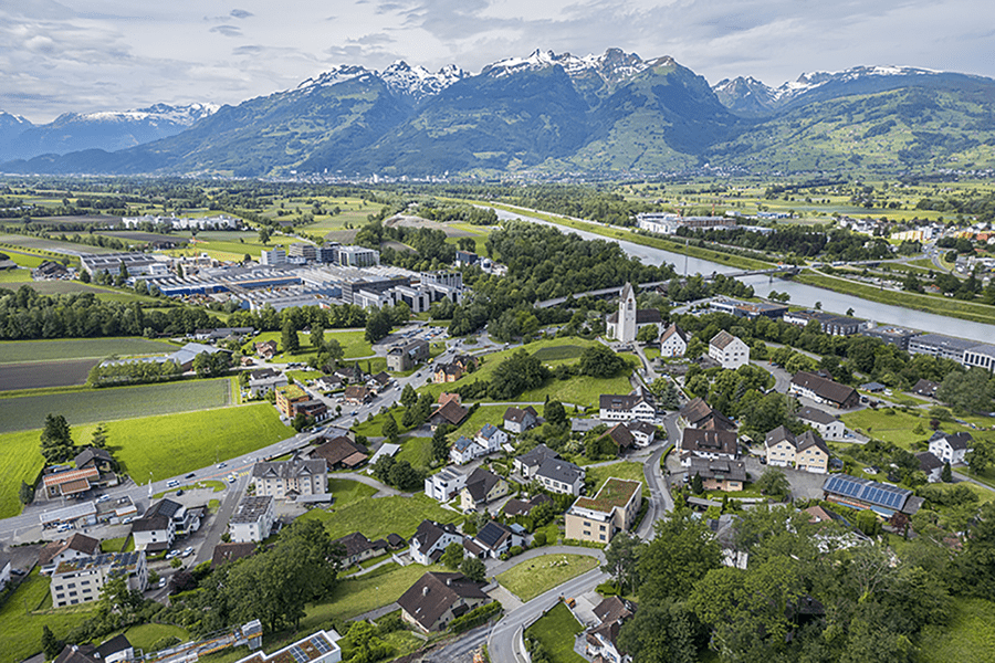 Drohnenaufnahme mit Blick auf Unterbendern in der Gemeinde Gamprin