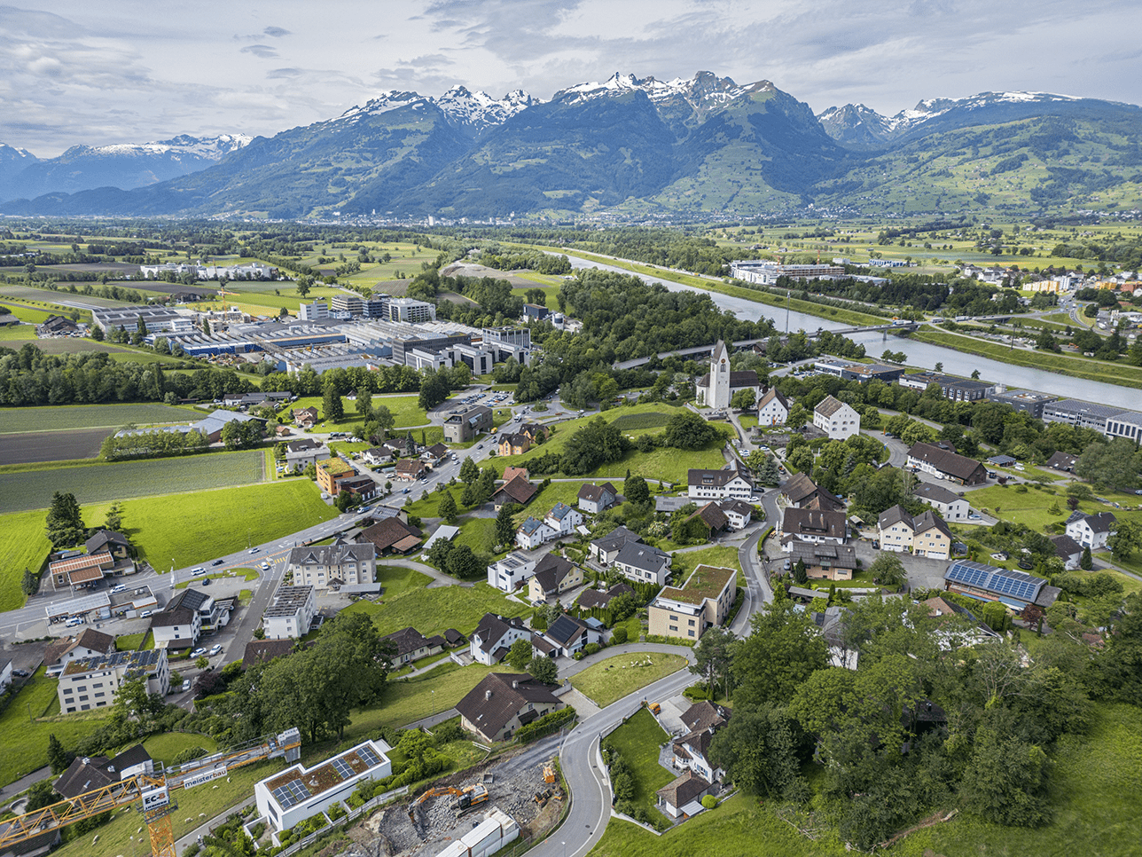 Drohnenaufnahme mit Blick auf Unterbendern in der Gemeinde Gamprin